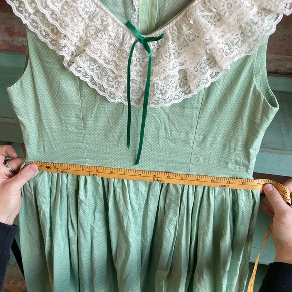 Vintage green dress with lace and bows - Picture 8 of 9